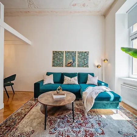 Gem Stone Center Apartment *